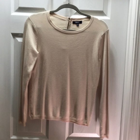 Sweaters - 🛍️ Pretty beige lightweight sweater.